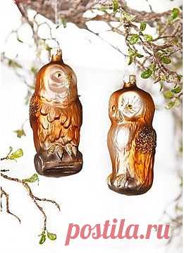 Набор ёлочных игрушек. Из-под снежного покрова выглядывают зелёные макушки ёлочек, а им особенно идет наряд, «сотканный» из игрушек природных цветов, таких как древесные оттенки...