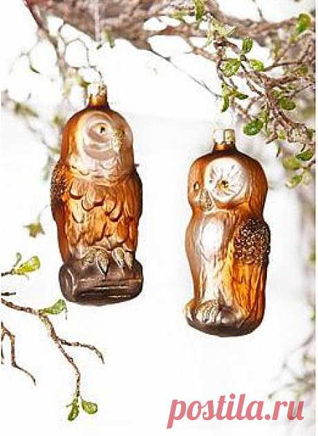 Набор ёлочных игрушек. Из-под снежного покрова выглядывают зелёные макушки ёлочек, а им особенно идет наряд, «сотканный» из игрушек природных цветов, таких как древесные оттенки...