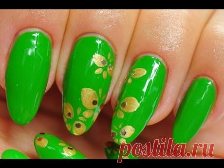 Nail Art. Green Design. Gold Butterflies.