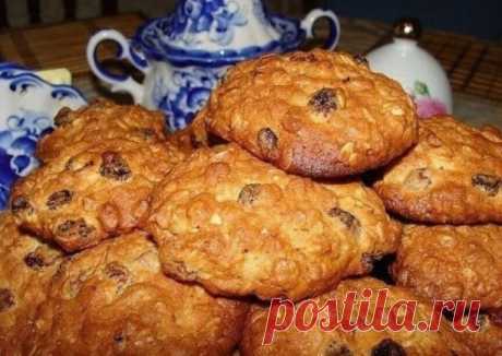 ДОMAШНЕЕ ОВСЯНОЕ ПEЧЕНЬЕ 
 
Peцепт невероятно вкусного, ароматного, мягкого и полезного домашнего овсяного печенья, которое съедается мгновенно! 
 
Ингредиенты: 
100 гр. сливочного масла 
Стакан сахара 
2 яйца 
Стакан геркулесовых хлопьев 
Стакан муки 
Начинка (орехи, цукаты, сухофрукты) 
 
Приготовление: 
 
1. Для начала сливочное масло вместе с сахаром выкладываем в удобную посуду и начинаем мять вилкой. 
2. Затем взмешиваем миксером до получения однородной массы 
3. Доб...