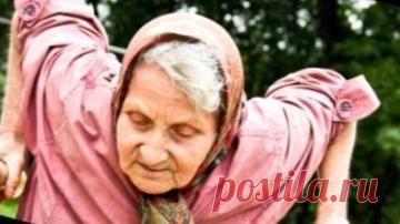 72-летняя бабушка пришла на спортивную площадку.