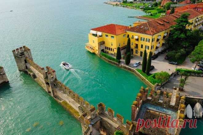 Старинный итальянский городок Сирмионе на озере Гарда.

Сирмионе (итал. Sirmione) — город в итальянском регионе Ломбардия, в провинции Брешия. Занимает полуостров, вдающийся с южной стороны в озеро Гарда на границе между Ломбардией и Венето (провинция Верона). Га́рда (итал. Lago di Garda) — самое большое озеро в Италии, расположенное вблизи южного подножья Альп, поэтому оно укрыто от холодных ветров, и его прибрежная зона отличается мягким климатом и пышной растительностью ...