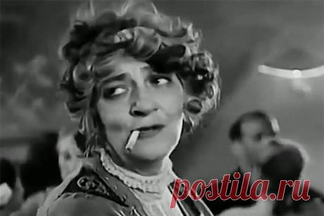 - Хроническое что-нибудь есть? - поинтересовался врач у Фаины Раневской, заполняя бланк осмотра. 
Раневская кивнула:
- Есть. 
- Что? 
- Нехватка денег и ожидание светлого будущего.