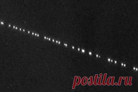 Рой Starlink заметили в небе над Белгородом. Есть ли связь между спутниками Илона Маска и обстрелами российских городов?. Перед обстрелом Белгородской области в небе заметили рой спутников Starlink. Очевидец, заснявший пролет космических объектов, отметил, что за день до этого ВСУ также обстреляла город после появления спутников. Таким образом спутниковая группировка Илона Маска координирует цели для украинских военных, заявил он.