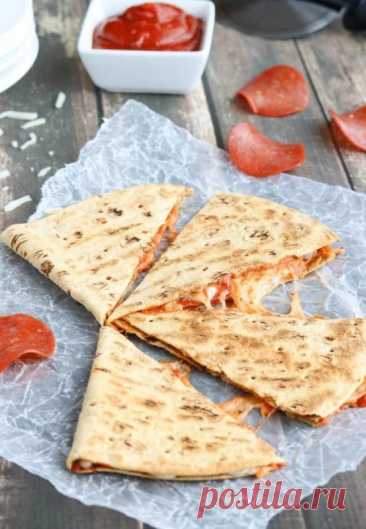 ​Кесадилья-пицца с пепперони за 5 минут Ингредиенты:Пшеничная или кукурузная тортилья &mdash; 1 шт.Соус для пиццы (на ваш вкус) &mdash; 2 ст. л.Измельченная моцарелла &mdash; 70 гСушеный базилик &mdash; по вкусуПепперони &mdash; 10 ломтиковПриготовление:1. Соус для пиццы распределите равномерно по всей тортильи.2. Одну половину...