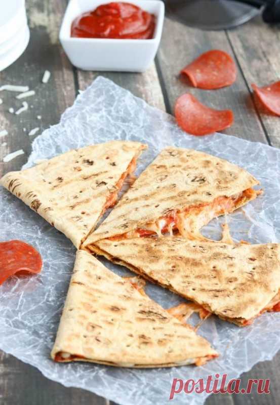 ​Кесадилья-пицца с пепперони за 5 минут Ингредиенты:Пшеничная или кукурузная тортилья — 1 шт.Соус для пиццы (на ваш вкус) — 2 ст. л.Измельченная моцарелла — 70 гСушеный базилик — по вкусуПепперони — 10 ломтиковПриготовление:1. Соус для пиццы распределите равномерно по всей тортильи.2. Одну половину...