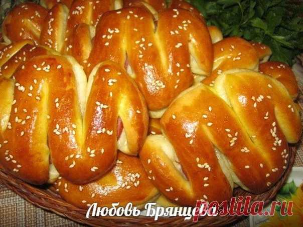 ПИРОЖКИ С САЛЯМИ «СЕРПАНТИН» 

Пирожки в современном стиле, я думаю, понравятся многим любителям выпечки. Идею я подсмотрела в интернете, салями купила качественное, проверенного производителя и главное большого диаметра, 7-8 см, что бы пирожки получились привычного объема.

Продукты: 250 мл чуть теплой воды, 3 ст. л. домашнего майонеза, 1 яйцо (желток для смазки пирожков, белок в тесто) 2 ст.л. сахара, щепотка соли, 1,5 ч.л. сухих дрожжей, около 450 г муки, 2 ст.л. манной...