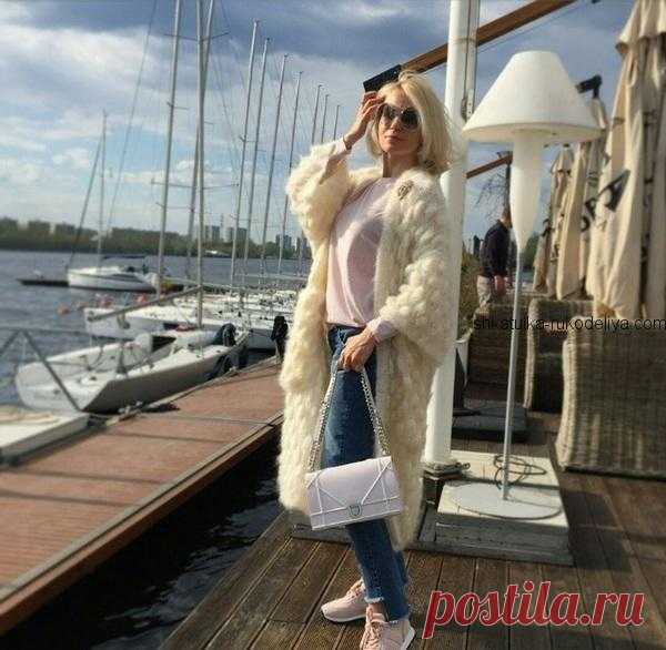 Пальто узором “ягодка малинка” Пальто узором “ягодка малинка” спицами.  Длинное пальто красивым узором спицами