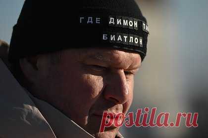 Губерниева выселили на улицу во время ЧР по лыжам. Он назвал тренера крепостным, а главу федерации — преступницей. Комментатора Дмитрия Губерниева выселили на улицу из домика на стадионе в Малиновке во время чемпионата России (ЧР) по лыжам. Федерация лыжных гонок России (ФЛГР) таким образом отреагировала на критику комментатора в свой адрес — Губерниев обвинил организацию в инциденте с 17 пострадавшими спортсменками на Спартакиаде.