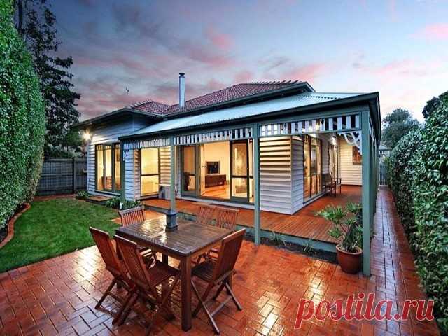 Виды сайдинга для обшивки дома

Производители предлагают различные виды сайдинга – цокольный, керамический, стальной, деревянный, цементный, алюминиевый, медный. Сайдинг сегодня получил огромную популярность. Его используют для обшивки частных домов, офисных зданий, коммерческих помещений и т.д. Такое признание материал завоевал, благодаря своим качествам – долговечности, прочности, привлекательному и аккуратному внешнему виду.

Что такое сайдинг и его достоинства

Сайдинг...