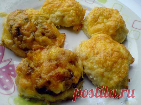 #правильное_питание #вкусно #котлеты
 
Котлеты печёные

0.5 кг фарша (куриное филе+свинина)
2 ст.л майонеза
2 ст.л крохмала
1 яйцо
1 небол. луковица (перемолоть с мясом)
соль,перец по вкусу.

Перемешать .Противень застелить бумагой для выпечки , выложить в форме круглых котлеток нашу массу , немного приплюснуть, сверху жаренные с луком грибы (можно шампиньйоны , у меня были замороженные лесные) , немного майонезу, сверху- тёртый твёрдый сыр.
В духовку на 35 минут на 170 град. С