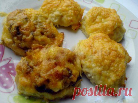 #правильное_питание #вкусно #котлеты
 
Котлеты печёные

0.5 кг фарша (куриное филе+свинина)
2 ст.л майонеза
2 ст.л крохмала
1 яйцо
1 небол. луковица (перемолоть с мясом)
соль,перец по вкусу.

Перемешать .Противень застелить бумагой для выпечки , выложить в форме круглых котлеток нашу массу , немного приплюснуть, сверху жаренные с луком грибы (можно шампиньйоны , у меня были замороженные лесные) , немного майонезу, сверху- тёртый твёрдый сыр.
В духовку на 35 минут на 170 град. С