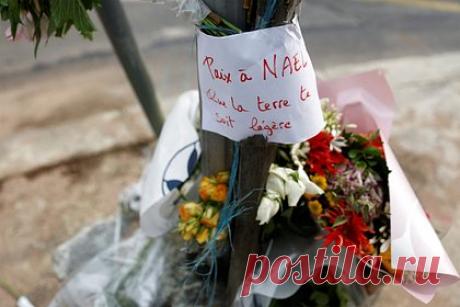 Во Франции объяснили действия застрелившего подростка полицейского. Полицейский, застреливший 17-летнего подростка за рулем «мерседеса», руководствовался тем, что водитель создавал аварийную ситуацию на дороге, заявил прокурор Нантера Паскаль Марш на пресс-конференции. По словам юриста, действия подростка за рулем угрожали жизни пешехода и велосипедиста.