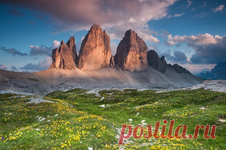 Удивительные места планеты
Доломитовые Альпы (итал. Dolomiti) – горный массив в составе системы Южных Известняковых Альп, расположенный на северо-востоке Италии. Доломитовые Альпы особенны тем, что залежи цветного камня, образующие пики и отвесные склоны, под лучами солнца приобретают кремово-розовые оттенки.