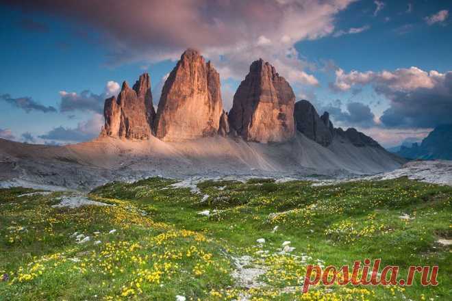 Удивительные места планеты
Доломитовые Альпы (итал. Dolomiti) – горный массив в составе системы Южных Известняковых Альп, расположенный на северо-востоке Италии. Доломитовые Альпы особенны тем, что залежи цветного камня, образующие пики и отвесные склоны, под лучами солнца приобретают кремово-розовые оттенки.