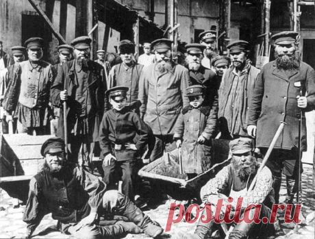Какие привычки русских мужчин шокируют иностранок На Западе до сих пор живучи мифы о русском мужчине, как о небритом, вечно пьяном, бородатом громиле в грязной майке и с гармошкой, от которого разит табаком, чесноком и перегаром, и который изрыгает потоки матов и проклятий. И самое интересное, что иностранцы, побывавшие в России, не спешат эти мифы опровергать, более того, создают другие: что русские женщины — прекрасны и вовсе не заслуживают того, чтобы терпеть рядом с со...