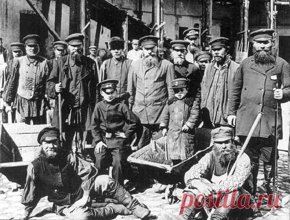 Какие привычки русских мужчин шокируют иностранок На Западе до сих пор живучи мифы о русском мужчине, как о небритом, вечно пьяном, бородатом громиле в грязной майке и с гармошкой, от которого разит табаком, чесноком и перегаром, и который изрыгает потоки матов и проклятий. И самое интересное, что иностранцы, побывавшие в России, не спешат эти мифы опровергать, более того, создают другие: что русские женщины — прекрасны и вовсе не заслуживают того, чтобы терпеть рядом с со...