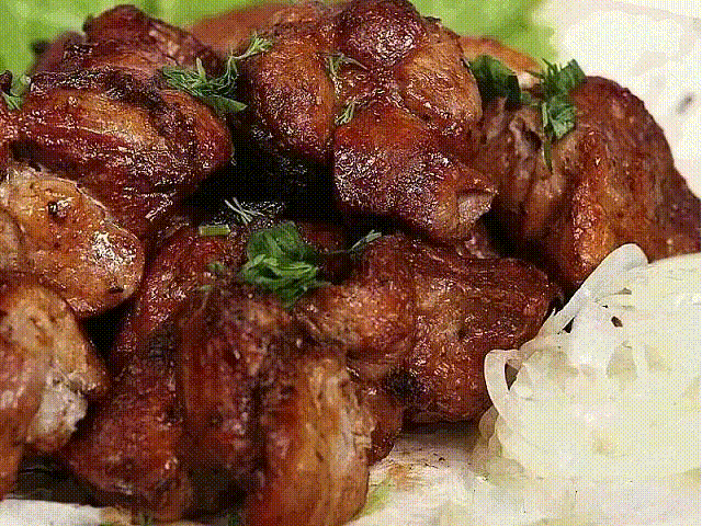 Мясо в духовке: мягкое, сочное и очень нежное
Ингредиенты:
● 1 кг мяса (любого);
● 2 ст. л. мëда;
● 1 ст. л. лимонного сока;
● 1 ст. л. сметаны;
● свежая зелень;
● соль, перец и другие специи по вкусу.
Приготовление:
1. Нарежь мясо кусками средней величины и смешай с мелко порубленной зеленью.
2. Добавь выжатый лимонный сок и мëд. Посоли, поперчи и добавь другие специи по желанию.
3. Поставь в холодильник на 2-3 часа, чтобы мясо замариновалось.
4. По истечении этого времени достань мясо, добавь