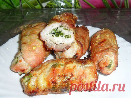 Рулетики из свинины с зелёным луком и сыром.