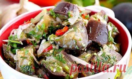 Вкуснейший салат из баклажанов.Салат получится по вкусу почти как лесные грибы, чем-то он напомнит и баклажаны по-корейски. Подавать его можно и в охлажденном виде.

Ингредиенты:
Баклажаны 700 грамм
Соль 1 чайная ложка
Маринад:
Оливковое масло 3 столовые ложки
Яблочный уксус 5%
1 столовая ложка
Соевый соус 1 столовая ложка
Мед 1/2 столовой ложки
Острый перец 1 штука
Чеснок 1 зубчика
Зеленый лук 3-4 шт
Красный лук 1 штука

Баклажаны режем ломтиками, присыпаем солью и оставл...