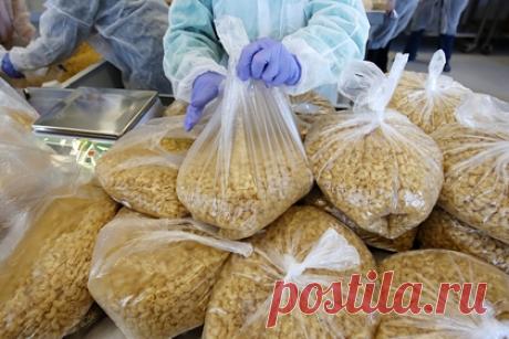 Ценам на макароны в России предрекли рост. Производители макаронных изделий в России столкнулись с дефицитом твердых сортов пшеницы и с резким ростом цен на сырье и материалы, что может привести к существенному увеличению стоимости конечной продукции. Владельцы фабрик отметили, что в последние полторы недели цена на пшеницу превысила 30 тысяч рублей за тонну.