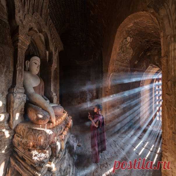 Молодой монах молится в одном из храмов Багана. Мьянма. Автор фото – Вячеслав Тимошенко: