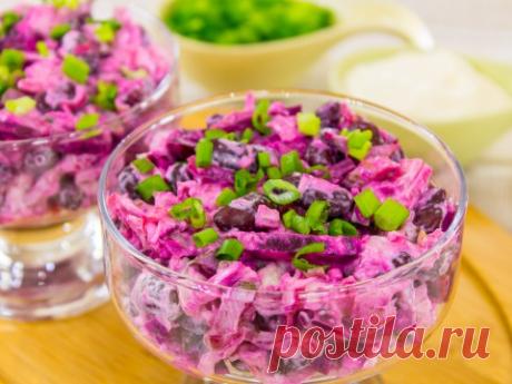 Салат со свеклой, куриным филе и фасолью