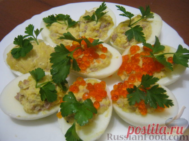 Рецепт: Яйца, фаршированные печенью трески на RussianFood.com