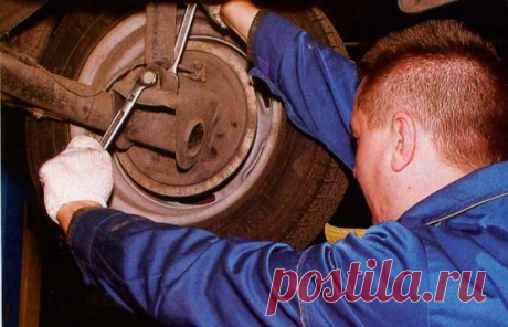 Как открутить прикипевшую гайку или болт: 5 способов из арсенала слесарей - 4КОЛЕСА - медиаплатформа МирТесен Проблема прикипевшего крепежа знакома многим автолюбителям. Под действием влаги болты, гайки и винты ржавеют, и открутить их становится ой как непросто. Но каким бы «сложным» не был болт, автослесари-профессионалы знают, что делать, ведь они разбирают даже самые проблемные детали. 1. Постучать...