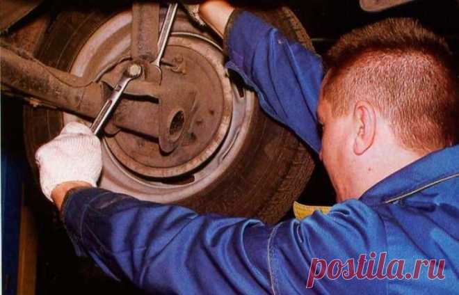 Как открутить прикипевшую гайку или болт: 5 способов из арсенала слесарей - 4КОЛЕСА - медиаплатформа МирТесен Проблема прикипевшего крепежа знакома многим автолюбителям. Под действием влаги болты, гайки и винты ржавеют, и открутить их становится ой как непросто. Но каким бы «сложным» не был болт, автослесари-профессионалы знают, что делать, ведь они разбирают даже самые проблемные детали. 1. Постучать...