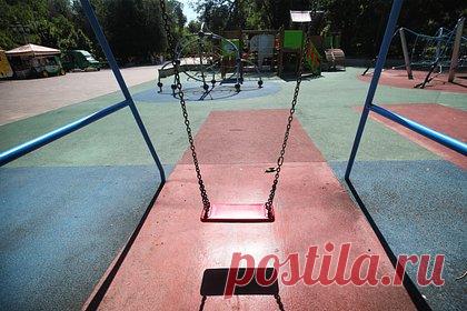 В Нижнем Новгороде отремонтировали детские площадки. В Нижнем Новгороде в Сормовском, Ленинском и Нижегородском районах отремонтировали детские площадки. Площадки обновили в рамках социального проекта «Сохраняй Нижний». Вместе со специалистами жители города убрали мусор, отремонтировали вышедшие из строя элементы детских комплексов, а также покрасили лавочки на пяти