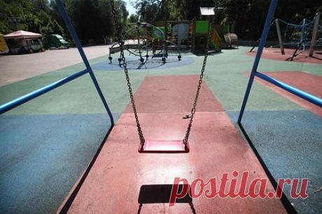 В Нижнем Новгороде отремонтировали детские площадки. В Нижнем Новгороде в Сормовском, Ленинском и Нижегородском районах отремонтировали детские площадки. Площадки обновили в рамках социального проекта «Сохраняй Нижний». Вместе со специалистами жители города убрали мусор, отремонтировали вышедшие из строя элементы детских комплексов, а также покрасили лавочки на пяти