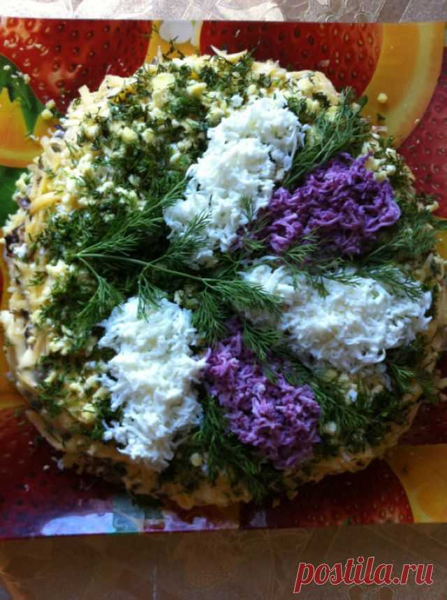 Слоенный мясной салатик "Сирень" радует гостей не только видом, но и вкусом