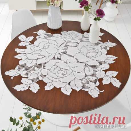 Scheme on paper to realize the crochet filet doily with bunch of roses