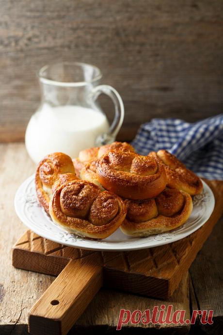 Коричные булочки по старому немецкому рецепту (Brillen) Что может быть лучше кружки свежего молока, теплых булочек с корицей и хрустящим карамелизированным сахарком ранним и непременно солнечным утром, когда золотые лучики играют в легкой занавеске, отбрасывая причудливые узоры на стол, накрытый к завтраку? Рецептов у меня, наверное, уже с десяток: из…