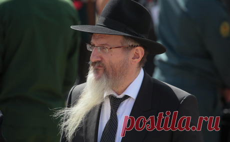 Главного раввина России госпитализировали после танцев в синагоге. Главного раввина России Берла Лазара госпитализировали после танцев в честь Симхат Торы в синагоге в Марьиной роще, сообщил РБК председатель общественного совета Федерации еврейских общин Борух Горин.