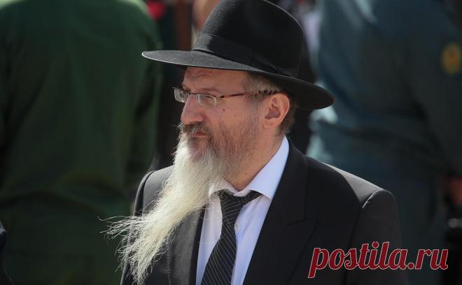 Главного раввина России госпитализировали после танцев в синагоге. Главного раввина России Берла Лазара госпитализировали после танцев в честь Симхат Торы в синагоге в Марьиной роще, сообщил РБК председатель общественного совета Федерации еврейских общин Борух Горин.