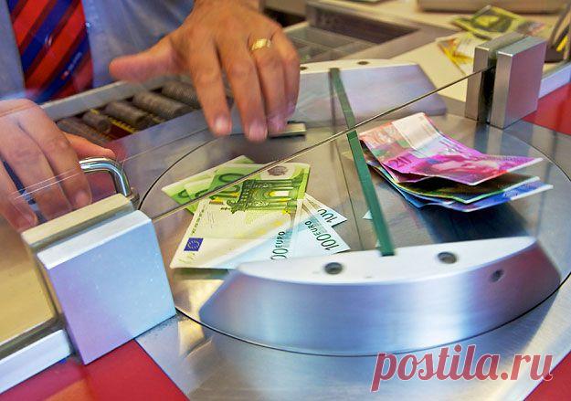 Курс евро к доллару продолжает снижаться