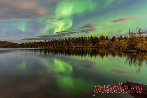 Ночные чудеса осеннего неба севера. Мурманская область, автор фото – Оксана Кузикова: nat-geo.ru/community/user/222637/ Цветных снов.