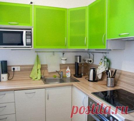 Крепление для микроволновки. Как повесить микроволновку на стену 

Микроволновая печь является практически неотъемлемой частью каждой кухни, а вот особенности ее монтажа знают не каждые. О типах крепления для микроволновки и об особенностях проведения этого процесса поговорим далее 

Варианты расположения микроволновой печи на кухне 

Микроволновая печь для многих людей является незаменимым помощником, с помощью которого разогреть или разморозить еду получается очень быстр...