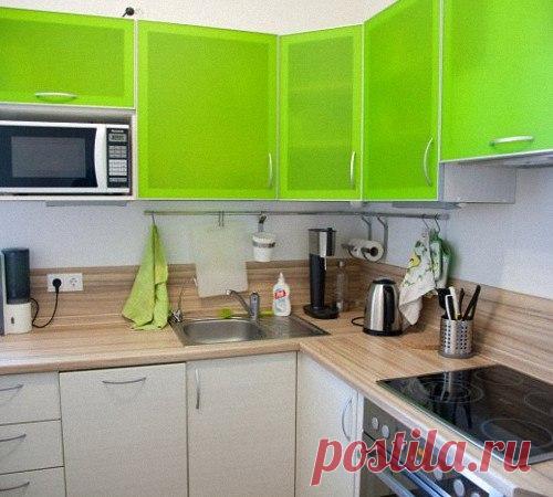 Крепление для микроволновки. Как повесить микроволновку на стену 

Микроволновая печь является практически неотъемлемой частью каждой кухни, а вот особенности ее монтажа знают не каждые. О типах крепления для микроволновки и об особенностях проведения этого процесса поговорим далее 

Варианты расположения микроволновой печи на кухне 

Микроволновая печь для многих людей является незаменимым помощником, с помощью которого разогреть или разморозить еду получается очень быстр...