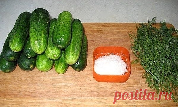 Малосольные огурчики без рассола

Огурчики получаются вкусные и хрустящие, а главное быстро! 

Вам потребуется:

1 кг огурцов (маленьких) 
1 столовая ложка соли без горки 
3-4 зубчика чеснока (по желанию)
укроп
2 полиэтиленовых пакета

Приготовление:

1. Огурчики помыть, срезать кончики. Укроп мелко покрошить. Чеснок мелко порубить.

2. В полиэтиленовый пакет сложить огурчики, укроп, соль, чеснок.

3. Пакет завязать. Для герметичности лучше положить еще в один пакет.
Все х...