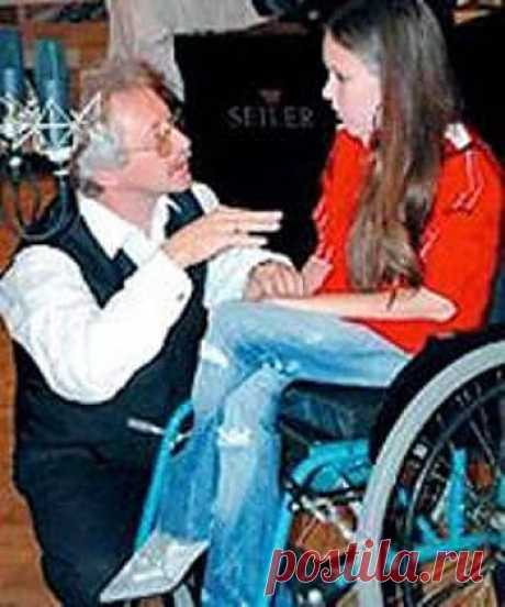 Видеоматериалы.Владислав Тетерин не только одаренный музыкант, но и человек с щедрой душой и большим добрым сердцем. Настолько большим, что однажды он отказался от уже состоявшейся карьеры знаменитого пианиста и посвятил себя детям. Не простым детям, а тем, кого судьба не наделила здоровьем. Но, отняв одно, она преподносит им что-то иное…