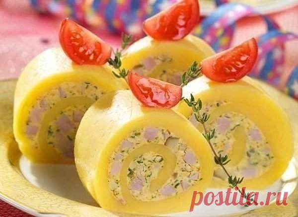 РУЛЕТ ОБАЛДЕННЫЙ - сырный с шампиньонами и ветчиной !!! **Начинка: кубиками обжар/шампиньоны 300г, вар/яйца 3шт+ветчина 100г+болг/красный перец 1шт, добавить майонез 4с/л+зелень 3с/л+соль, перец -перемешать. *Кусок желт/тверд/сыра 500г положить на 20мин в гор/воду. Вынуть, и тёплым раскатать в пласт 5мм. Смазать начинкой, и плотно свернить рулетом. Рулет в алюм/фольгу, и в холд на 2часа. *Готовый рулет разрезать на порции. Украсим дольками помидор и зеленью. Красота! Балуйте любимых !!!