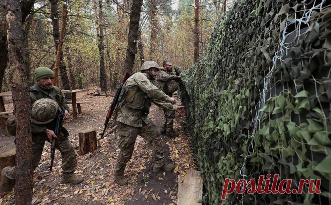 WSJ рассказала о нехватке новобранцев в ВСУ «даже для обороны». WSJ отмечает, что обычно обороняющимся требуется меньше войск, чем наступающим, однако количество новобранцев в ВСУ снизилось так сильно, что на фронте начались трудности. На фоне этого военкомы усилили кампанию по набору