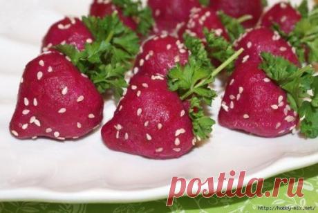 "Клубничка"- закуска из сельди и свеклы