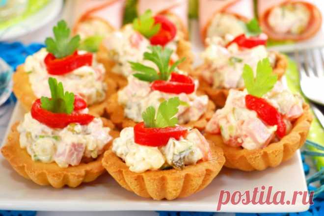 Салат с курицей и овощами в тарталетках