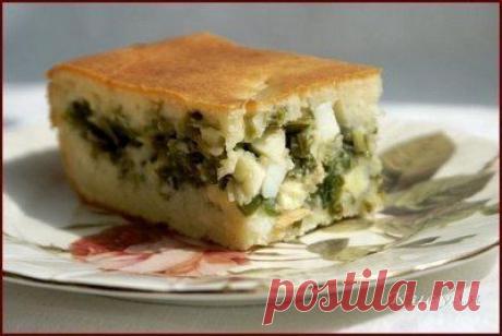 Быстрый (заливной) пирог с зелёным луком и яйцом.