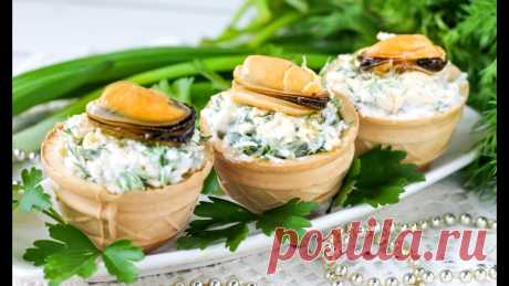 Тарталетки с мидиями и сыром: быстрая и вкусная закуска к праздничному столу Ингредиенты для красивой и вкусной закуски:- 150 г твердого сыра; - 2 ст. л. майонеза; - зелень по вкусу; - соль по вкусу; - 1 чесночный зубчик; - 10 тарталеток; - 10 шт. мидий в масле.