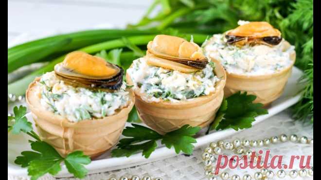 Тарталетки с мидиями и сыром: быстрая и вкусная закуска к праздничному столу Ингредиенты для красивой и вкусной закуски:- 150 г твердого сыра; - 2 ст. л. майонеза; - зелень по вкусу; - соль по вкусу; - 1 чесночный зубчик; - 10 тарталеток; - 10 шт. мидий в масле.